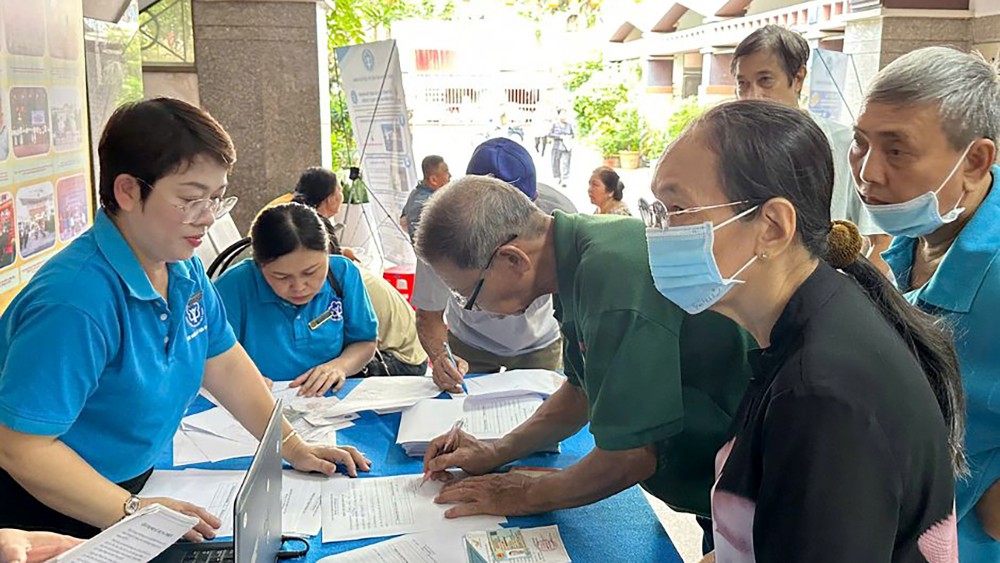 胡志明市社保机关专员为市民提供医保与社保政策咨询。