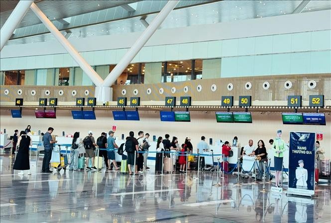 2026年4月24日，旅客在新山一机场办理登机手续。图：进力