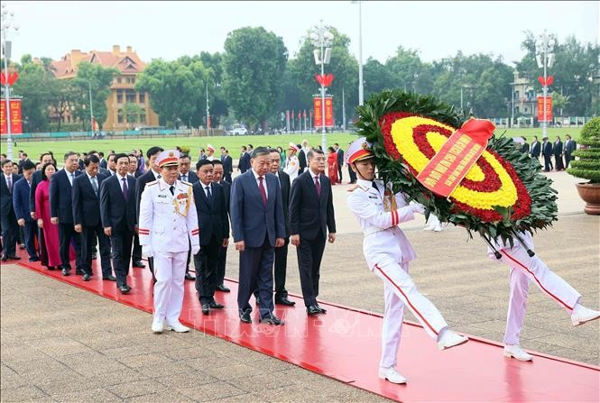 党中央执委会代表团前往敬献花圈，并入陵瞻仰胡志明主席遗容。图：安登