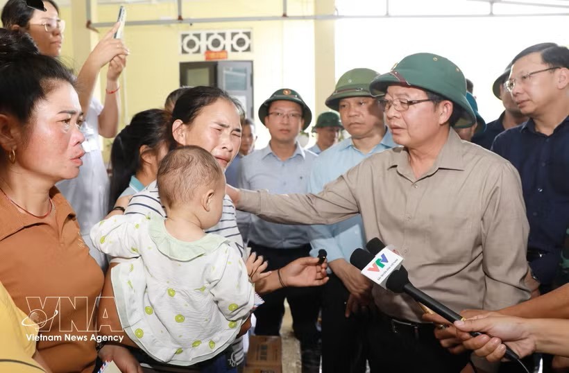 胡国勇副总理向有亲人遇难和失踪的家庭表示深切哀悼，并鼓励大家早日克服困难。图：越通社