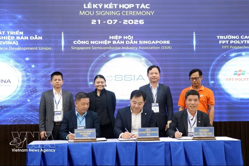 新加坡半导体产业协会、越南半导体产业人才发展联盟（SEVINA）与FPT Polytechnic大专学校签署合作协议。图：越通社