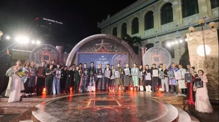 《守灵壮士——丁王陵之谜》剧组人员于四月在胡志明市举行的展映会上合影。图：BHD