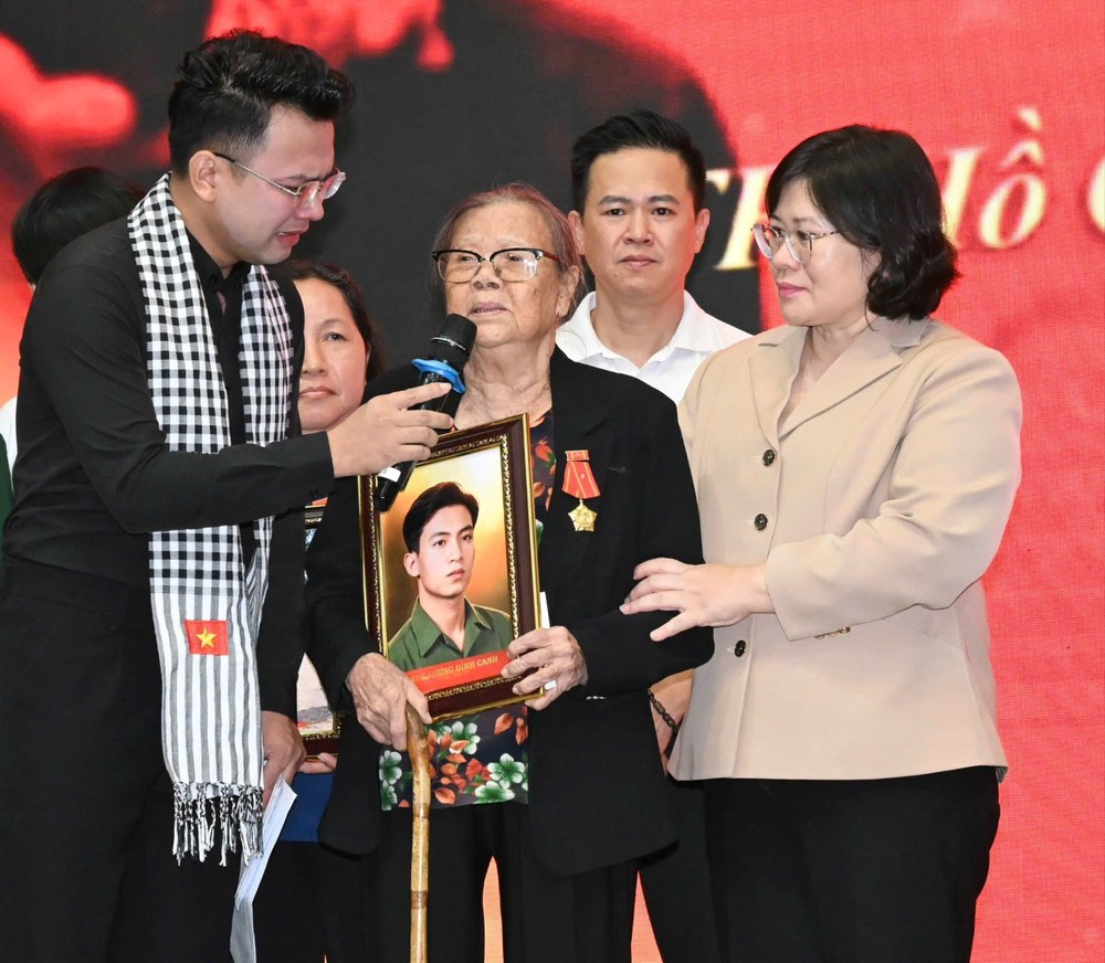 胡志明市市委副书记文氏白雪向杜氏恩赠送遗像。图：越勇