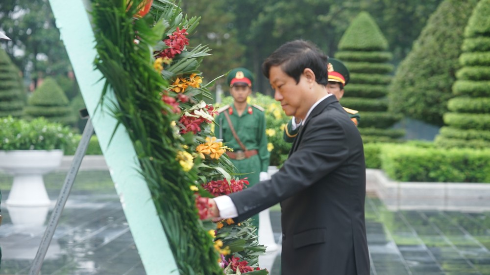 武文明同志献花缅怀英雄烈士的功勋。
