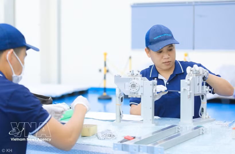 电子芯片生产过程中的一道工序。图：越通社