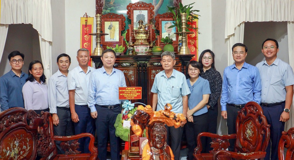 胡志明市市委宣教与民运处工作团看望武陈志同志家属并赠送礼物。