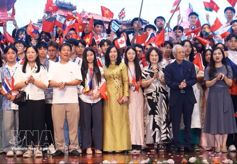 越南外交部副部长黎氏秋姮与参加2026年越南夏令营的侨胞代表合影留念。图：越通社