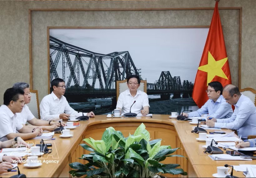 越南政府副总理胡国勇主持关于设立兴安省高新技术区的会议。图：越通社