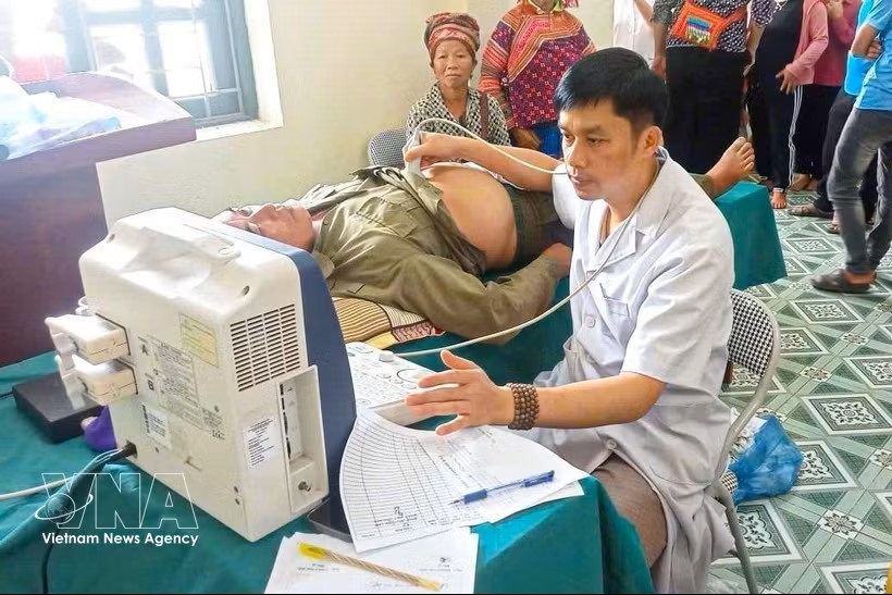 奠边省南歌（Nậm Kè）乡卫生站干部为民众进行巡诊和健康护理。图：越通社