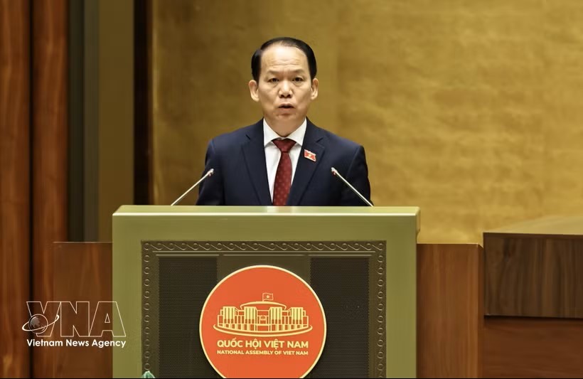 司法部部长黄青松就《法律普及教育法（修正案）》以及《国家赔偿责任法若干条款修改补充法》草案作了呈文和报告。图：越通社