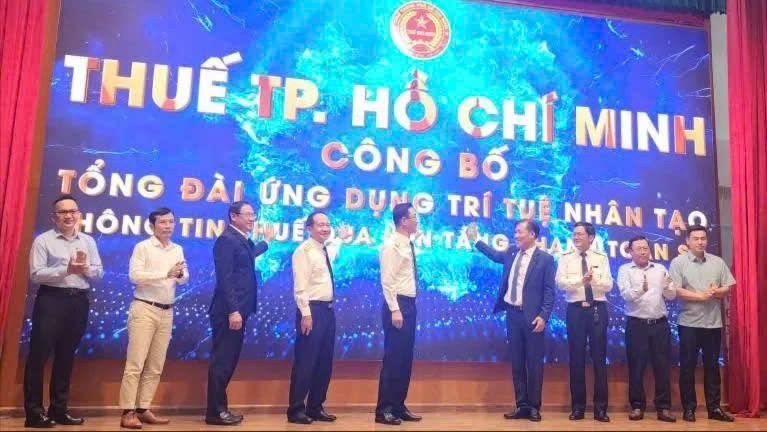 各位代表共同举行人工智能服务热线公布仪式。图：K.周 