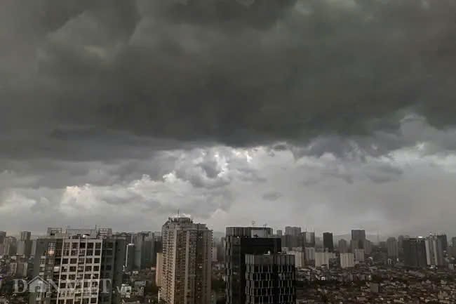 气象机关预报，降雨带正由北部地区转移至中部地区。（示意图）