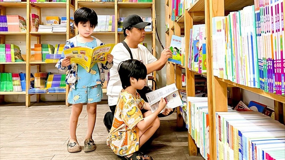 在新学年来临之际，家长同孩子在方南书店（胡志明市翁领桥坊）挑选教科书。图：黄雄