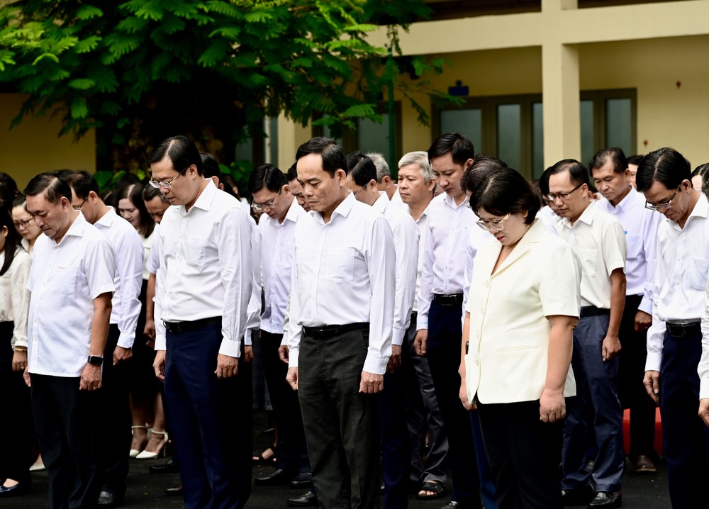 胡志明市市委书记陈留光与胡志明市市委常务处委员默哀悼念已故老挝国会主席赛宋蓬·丰威汉。图：文明