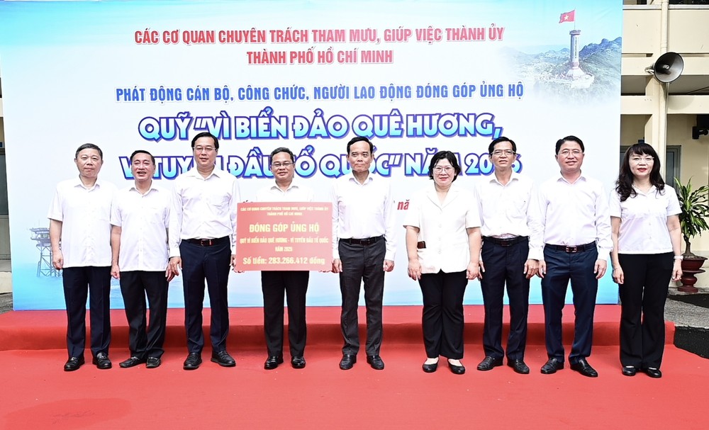 trao-quy-bien-dao-que-huong2.jpg