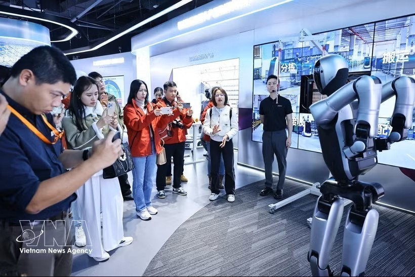 代表参观了解UBTECH公司人形机器人研发情况。图：越通社