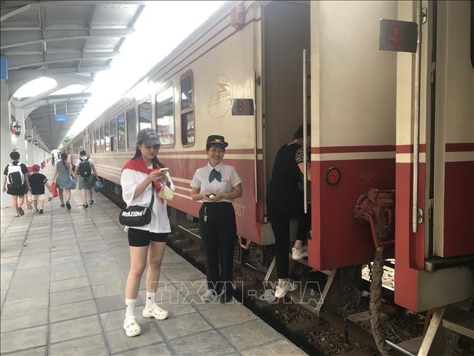 旅客在海防火车站进站上车前接受检票。图：进永