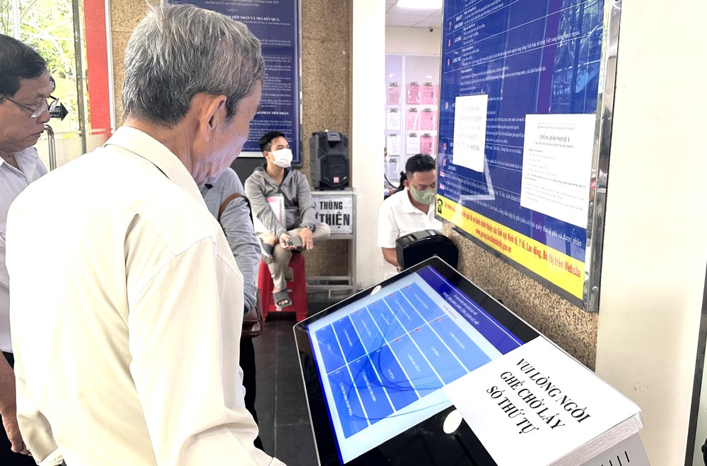 民众在第 15 号土地登记事务所分所办理土地手续。图：清贤
