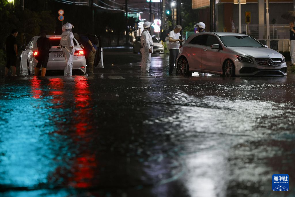 8月13日在日本千叶县拍摄的被雨水淹没的道路。图：新华社