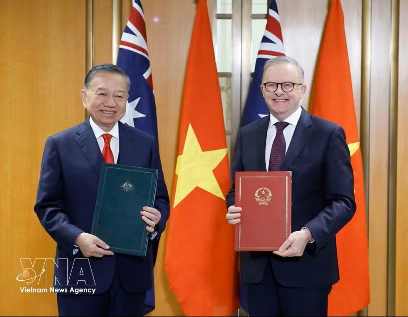 越南共产党中央总书记、国家主席苏林与澳大利亚总理安东尼·阿尔巴尼斯交换联合声明。图：越通社