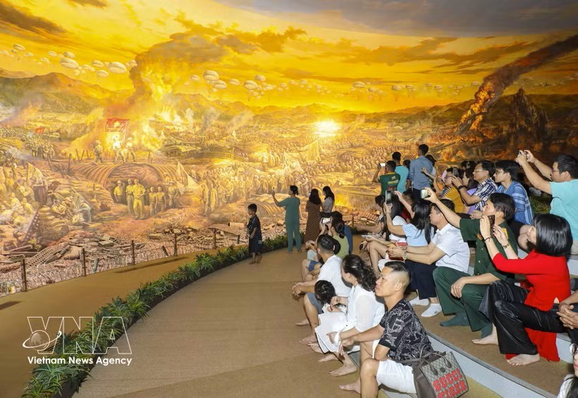 游客在奠边府战役胜利博物馆参观并欣赏奠边府战役全景画。图：越通社