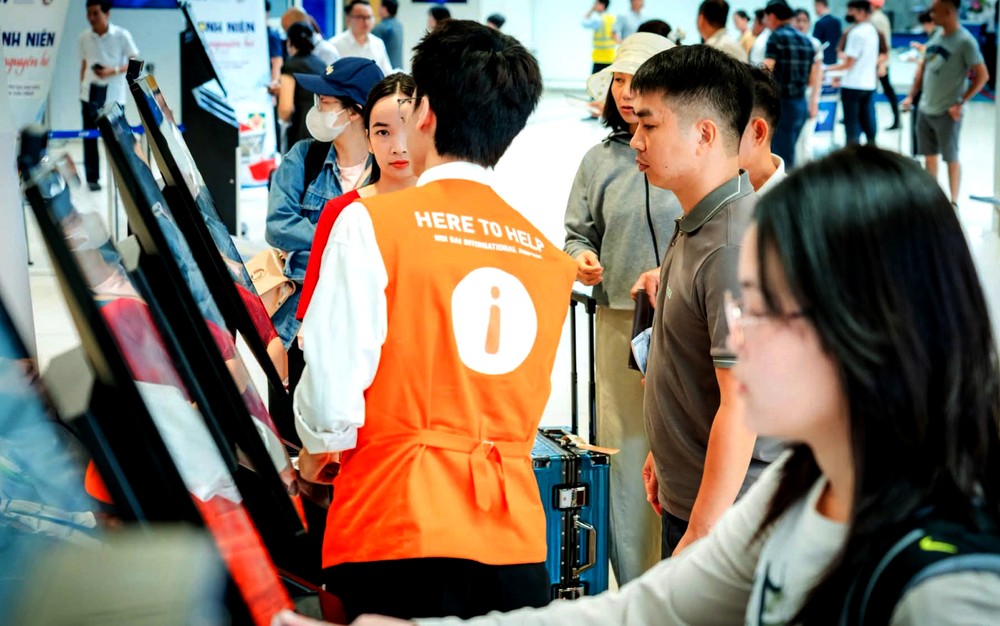 旅客在河内内牌国际机场生物识别自助值机设备（kiosk）前办理手续。图：何英
