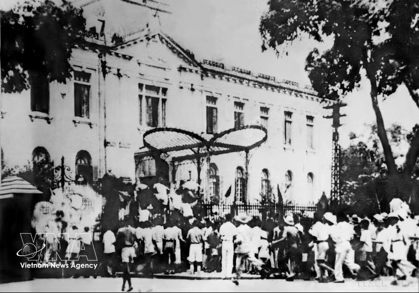 1945年8月19日，革命群众与自卫队占领钦差府（北圻统使府），八月革命在河内取得胜利。图：越通社