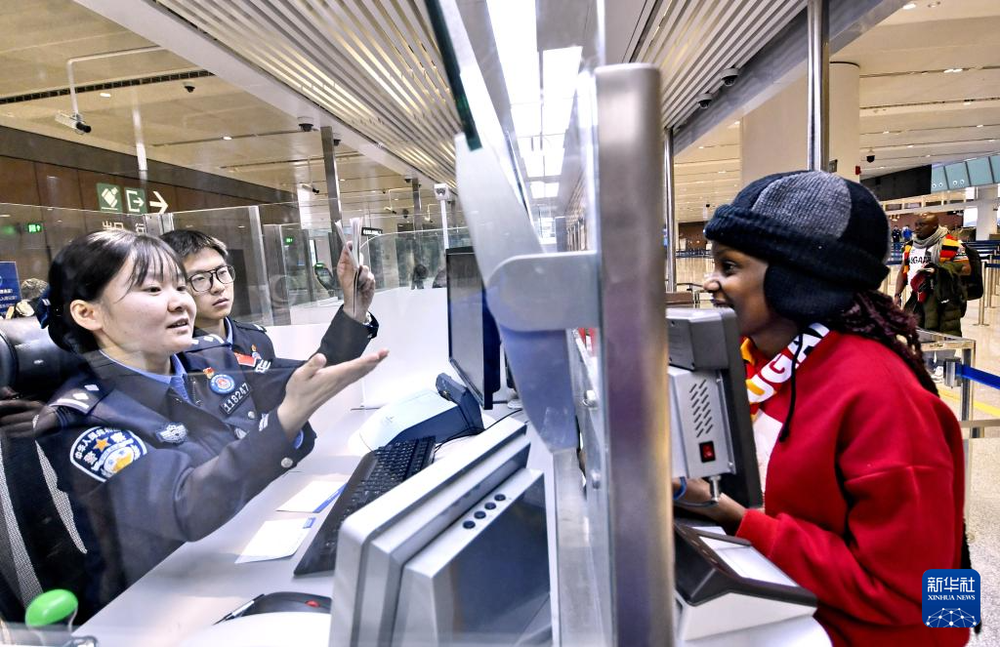 外国游客从中国北京大兴机场边检站入境。图：新华社