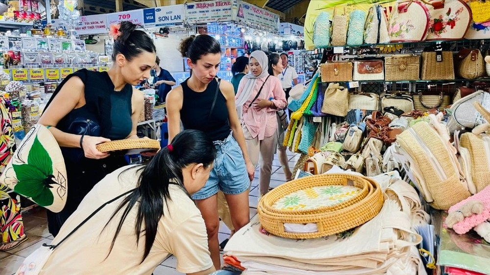 外国游客在胡志明市滨城市场选购纪念品。图：诗红