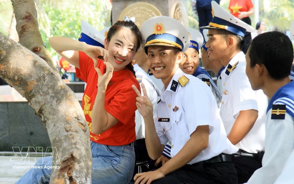 potal-doan-cong-tac-tinh-ninh-binh-tham-dong-vien-quan-va-dan-dac-khu-truong-sa-8902135.jpg