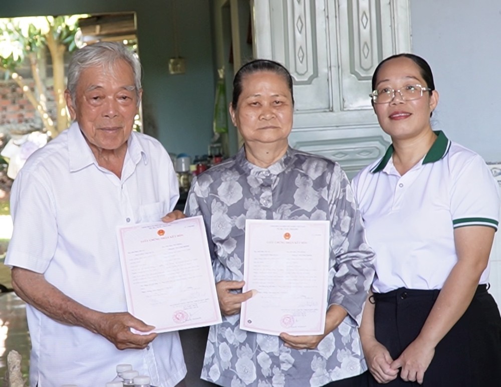 trao-giay-ket-hon-cho-nguoi-cao-tuoi2.jfif