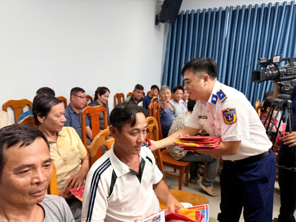 向林同省渔民赠送国旗。
