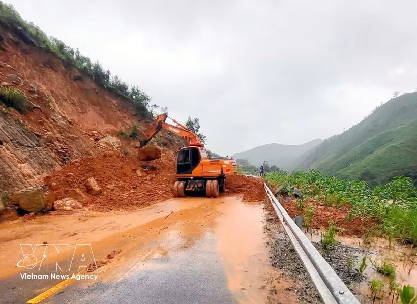 8月23日，广宁省当局紧急清理淤泥和瓦砾，疏通道路恢复畅通，帮助人们在洪水退去后迅速恢复生活。图：越通社