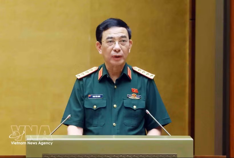 越南政府副总理兼国防部长潘文江大将在会上作报告。图：越通社