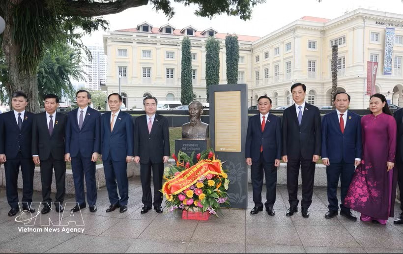 越南共产党中央政治局委员、中央书记处常务书记陈锦秀同越南共产党高级代表团在胡志明主席雕像和纪念碑前敬献鲜花，缅怀胡志明主席。图：越通社