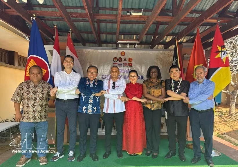东盟各国大使与驻马普托外交使团代表在美食节上合影，展现团结友好精神。图：越通社