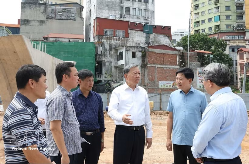 党中央总书记、国家主席苏林实地考察环城1号公路（黄球—跪象段）投资建设项目。图：越通社。