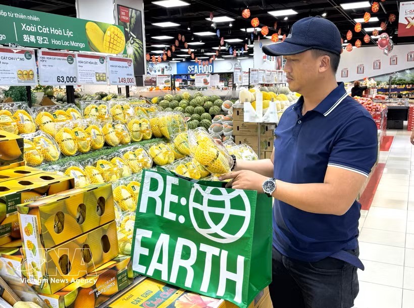 消费者在超市购物时使用环保袋。图：越通社