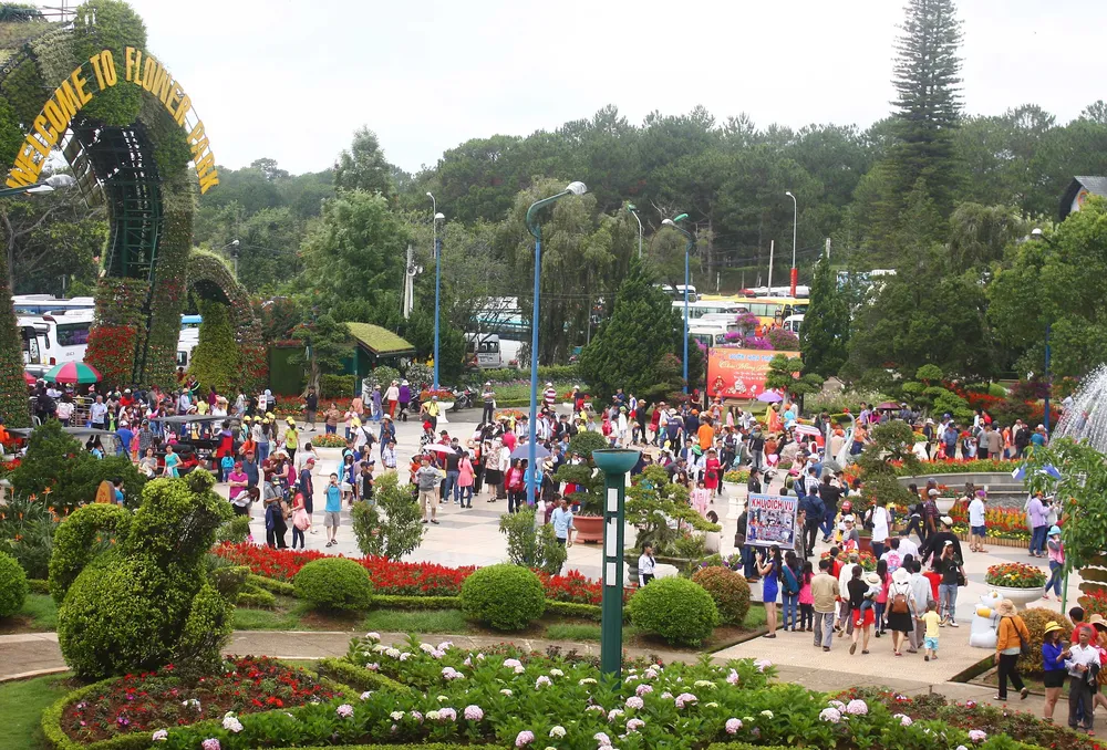 Du khách ùn ùn đổ về Đà Lạt nghỉ lễ ảnh 2