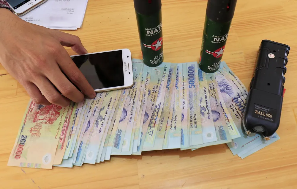 Khởi tố, bắt giam 2 đối tượng dùng bình xịt hơi cay cướp tài sản ảnh 1