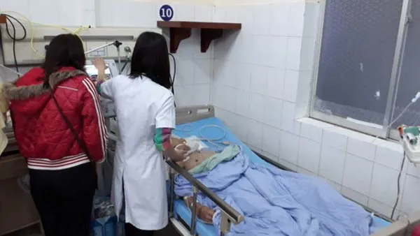 Kịp cứu cụ ông bị nước cuốn trôi đến cống thoát nước ảnh 1