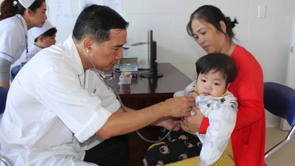 Bác sĩ khám bệnh cho các bệnh nhân nhi trong ngày đầu tiên đi vào hoạt động
