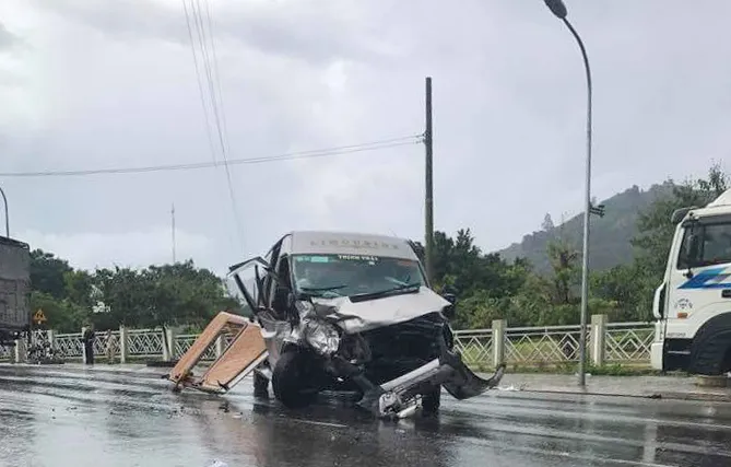 Hai xe ô tô đấu đầu trên quốc lộ, 9 người bị thương  ảnh 1