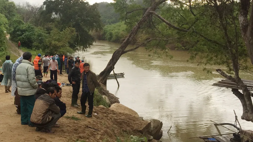 Chìm xuồng trên sông, 1 người chết, 4 người mất tích ảnh 1