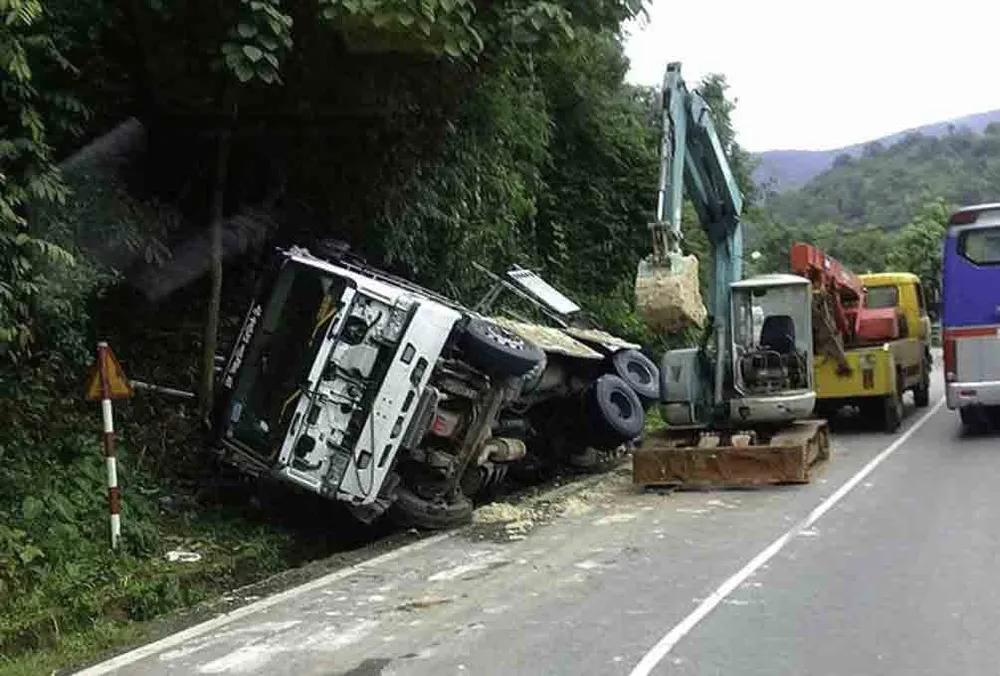 Xe tải đổ đèo đâm vào vách núi ảnh 1