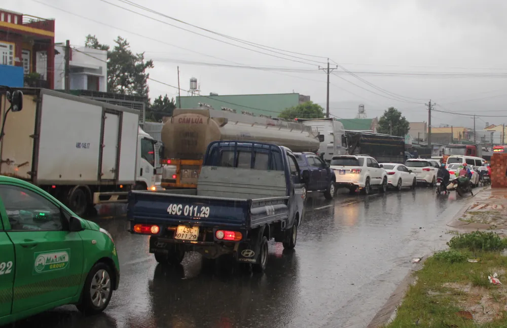 Quốc lộ 20 ngập sâu, tắc đường 5km ảnh 3