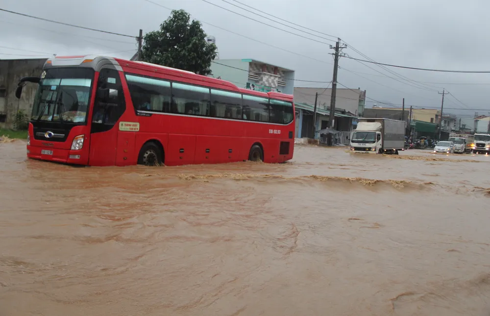 Quốc lộ 20 ngập sâu, tắc đường 5km ảnh 1