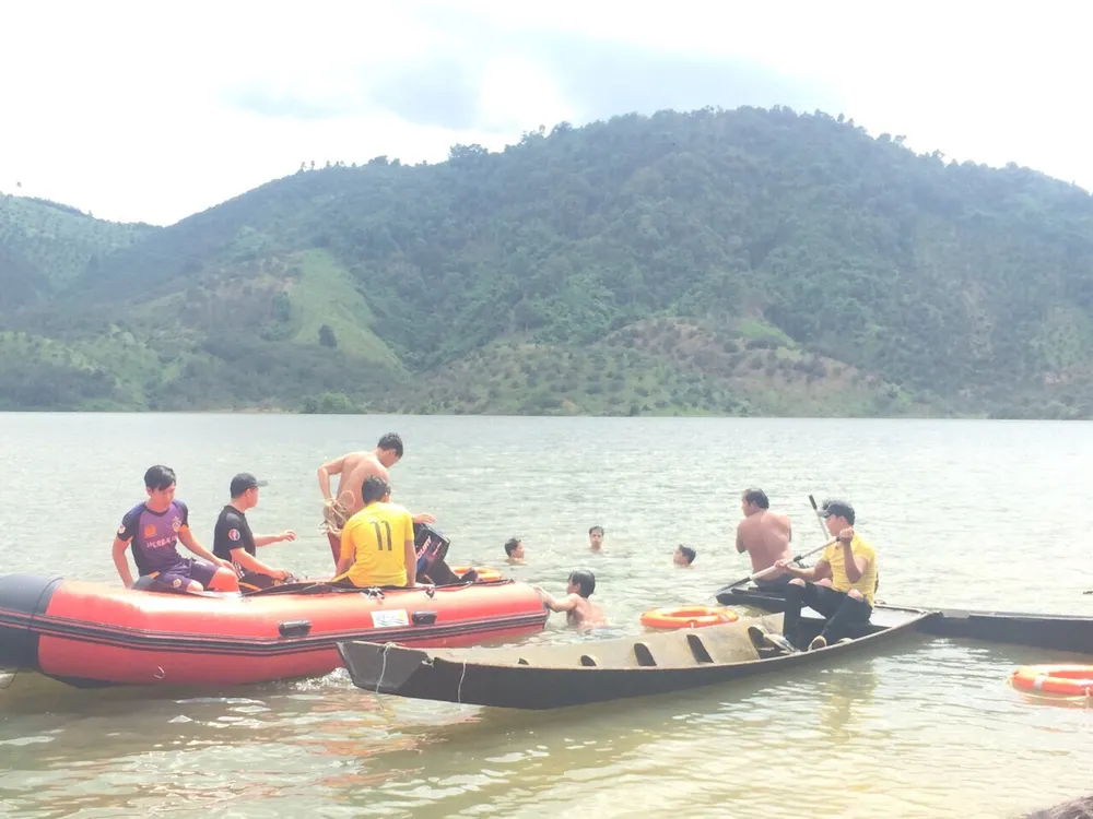 Chèo thuyền ra hồ thủy lợi chơi, 2 học sinh chết đuối ảnh 1