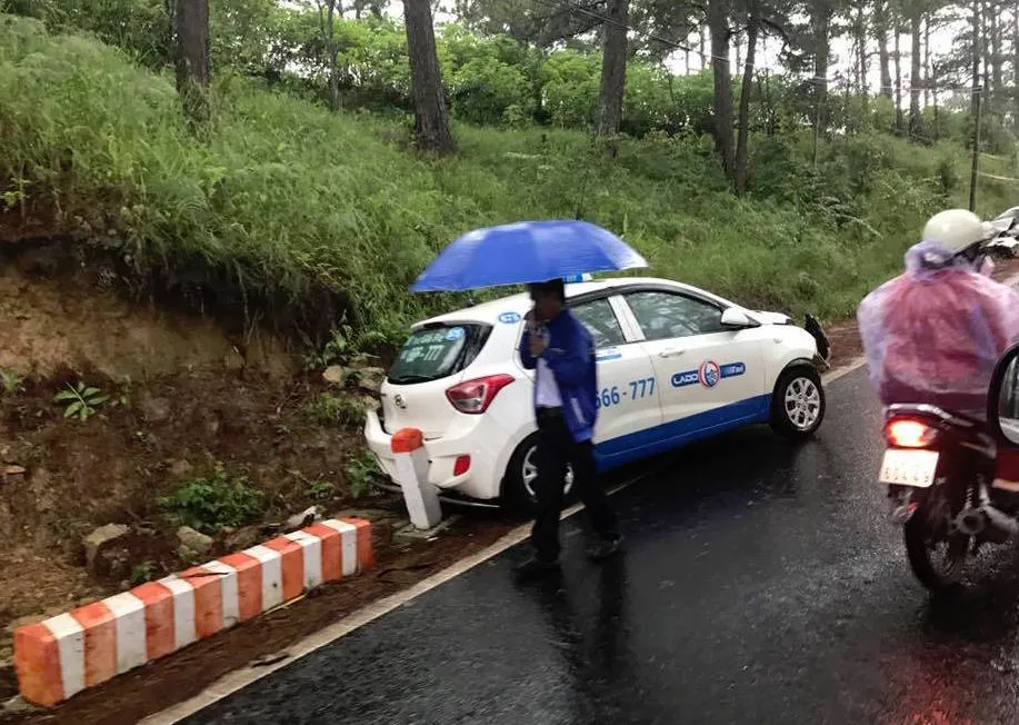 Ôtô tông nhau liên hoàn trên đèo Prenn, 4 người bị thương ảnh 1