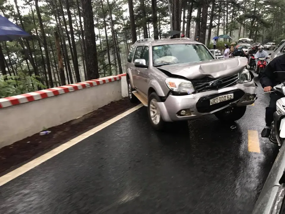 Ôtô tông nhau liên hoàn trên đèo Prenn, 4 người bị thương ảnh 2